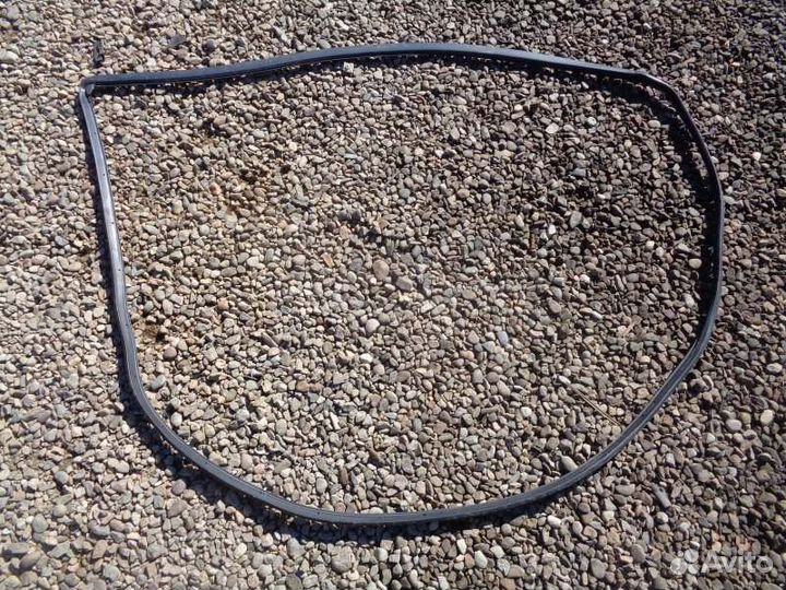 Уплотнение дверное переднее левое Nissan Avenir