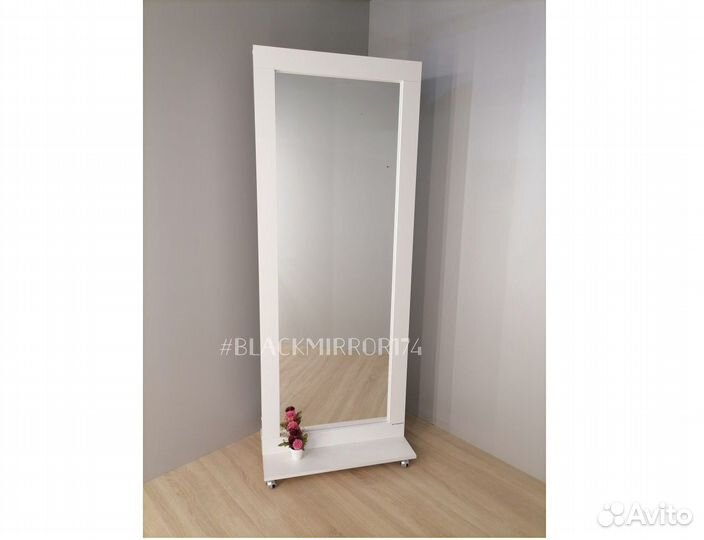 Зеркало на подставке с колесиками