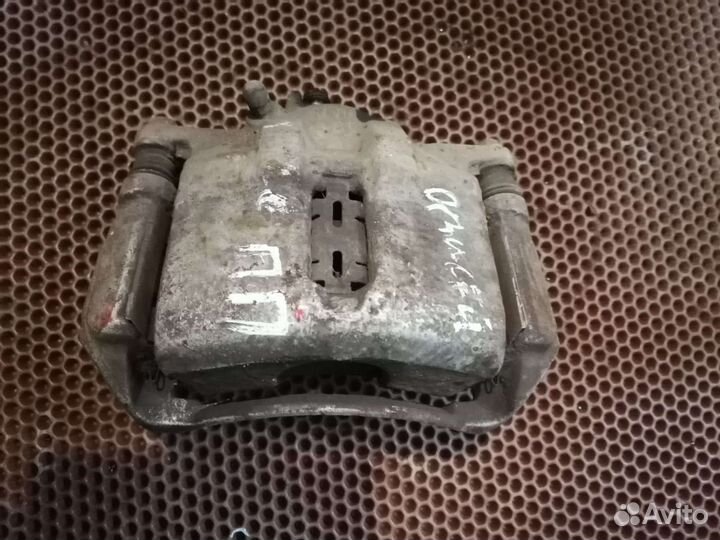 Суппорт тормозной передний правый Honda Odyssey 1