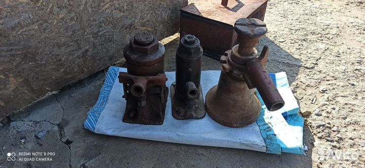 Домкрат, газовый баллон, канистры, микрометр и тд