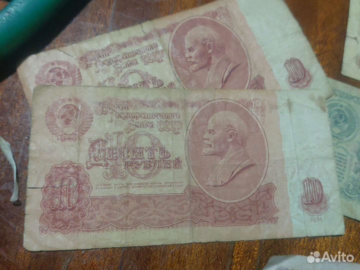 Много банкнот и монет