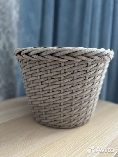 Кашпо из искусственного ротанга