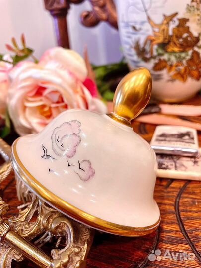 Фарфоровые парные вазы