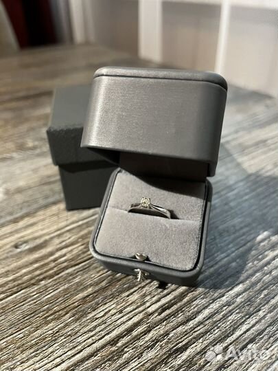 Кольцо с бриллиантом