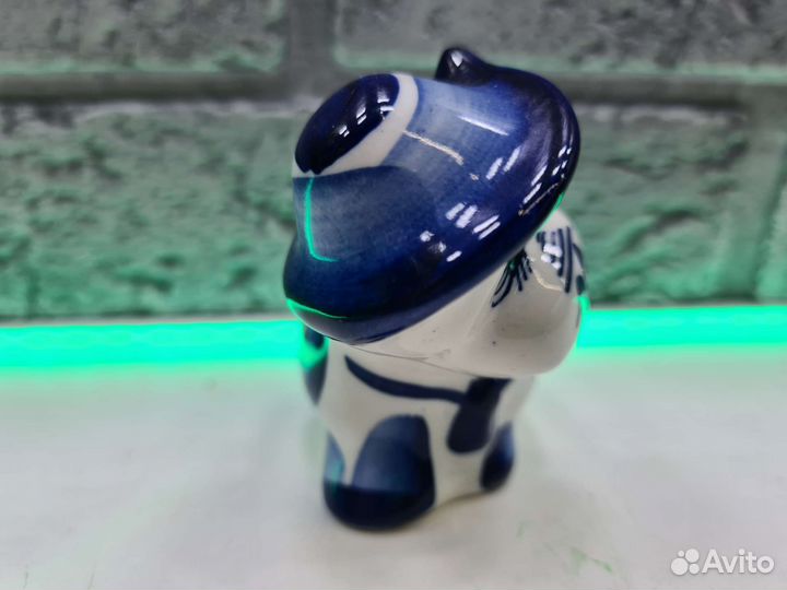 П.8067 Тётушка корова в шляпе Гжель