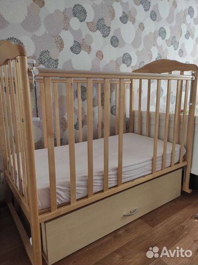 Детская кроватка с маятником и ящиком + матрас