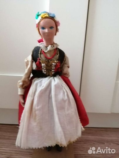 Винтажная кукла в национальном костюме