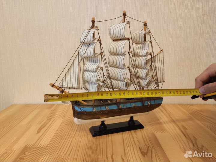 Деревянная модель корабля на подставке