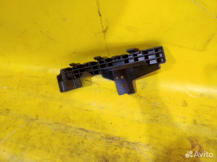 Кронштейн переднего бампера правый Kia Ceed 12-18