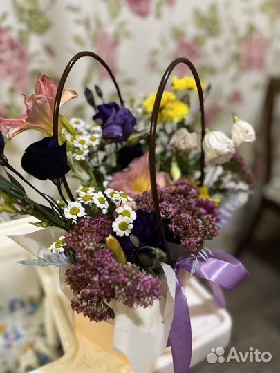 Корзинка со свежими цветами