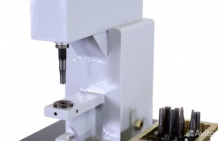 Станок для наклепки накладок на тормозные колодки