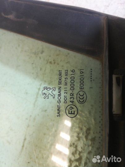 Стекло двери (форточка) заднее правое Peugeot 308