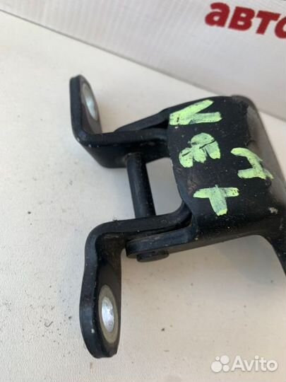 Петля двери задняя левая Ssang Yong Kyron