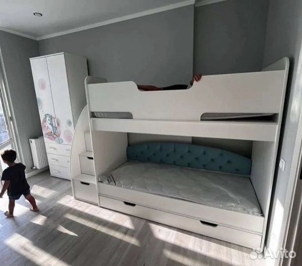 Кровать двухьярусная