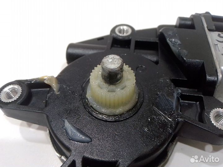 Моторчик стеклоподъемника передний левый