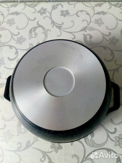 Жаровня литая с антипригарным покрытием. Новая