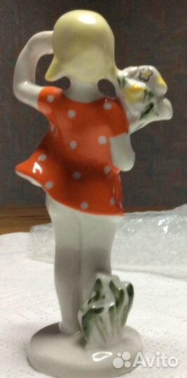 Фарфоровая статуэтка девочка с цветами лфз
