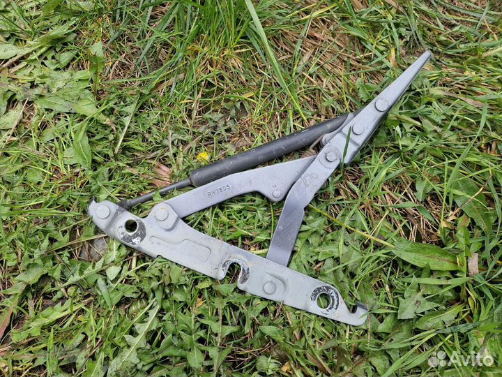 Петля крышки багажника правая Volkswagen Jetta 5