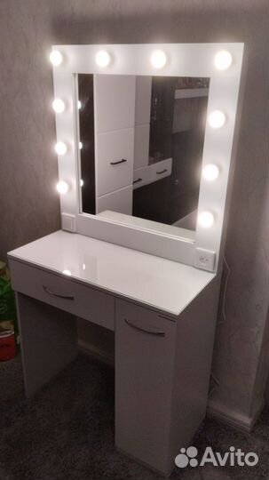 Стол макияжный с тумбой под пуф