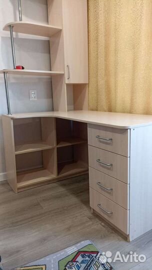 Угловой письменный стол с полками