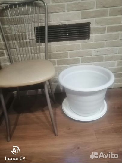 Большой цветочный горшок