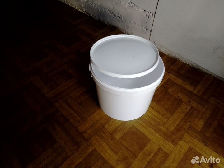 Ведро пластиковое с ручкой и плотной крышкой 10л