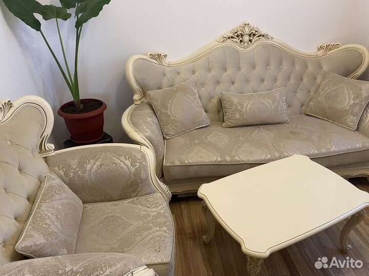 Диван и два кресла, журнальный столик