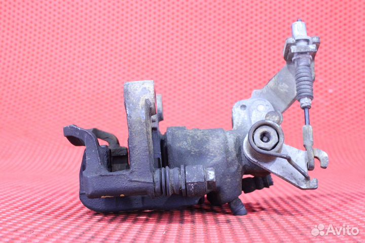 Суппорт тормозной задний левый Nissan Cefiro GF-WA