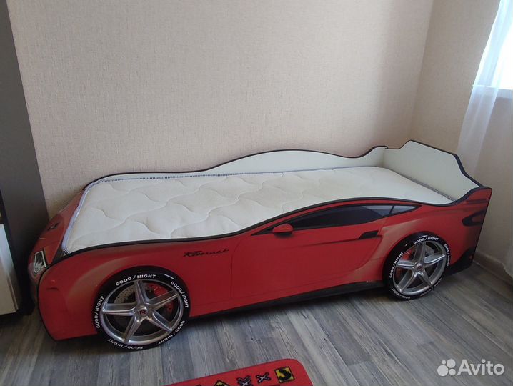 Мебель для детской комнаты (кровать, стол, стеллаж