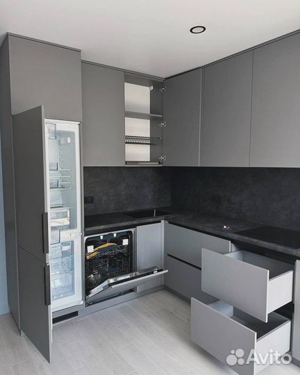 Кухонный гарнитур серый угловой