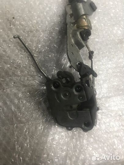 Замок двери передний левый Toyota Hilux VZN130