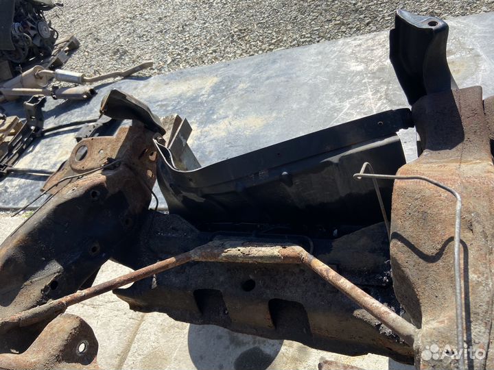 Передняя часть рамы Chevrolet Suburban GMT400