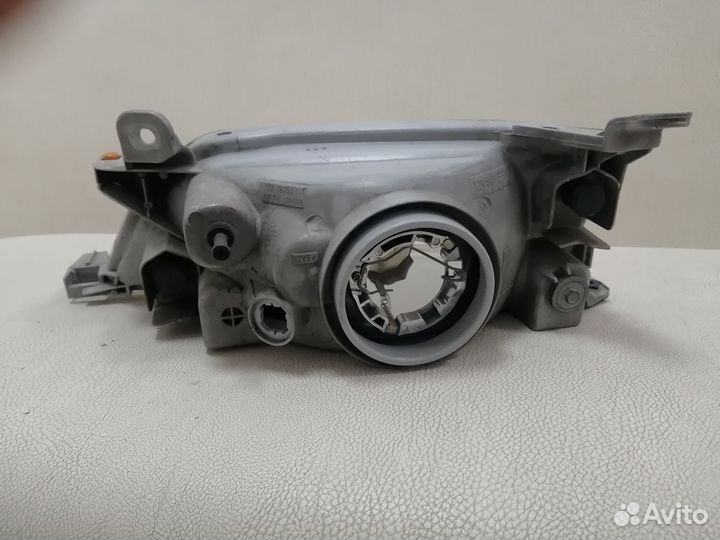 Фара правая оригинал Toyota Premio T210