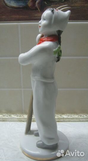 Фарфоровая статуэтка «Лыжница». лфз