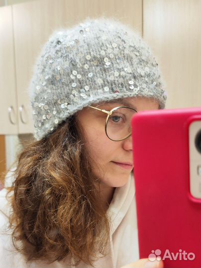 Вязаная шапка мини бини с пайетками серебристая