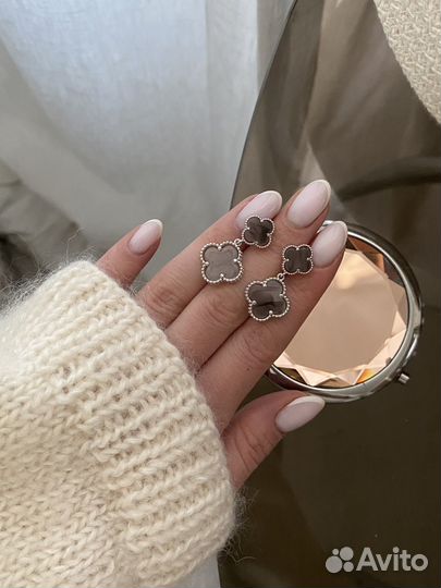 Серьги в стиле van cleef серые