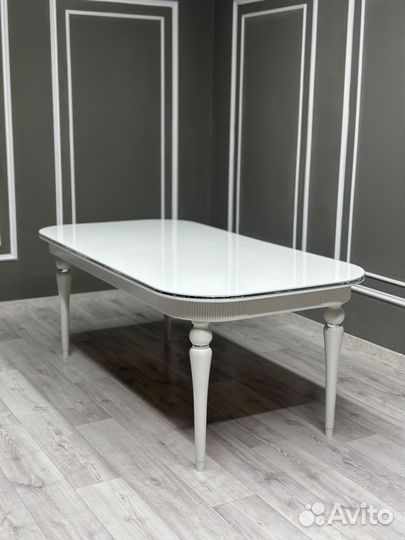 Стол и стулья в гостиную