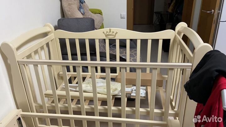 Детская кроватка с маятником