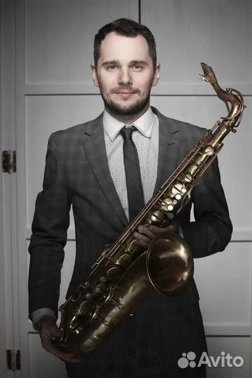 Саксофонист и др музыканты