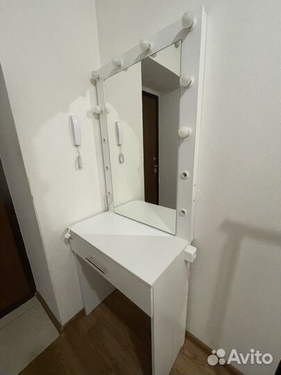 Гримерное зеркало с тумбой