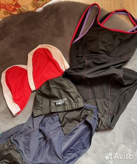 Купальники и шапочки для плаванья.Пакетом