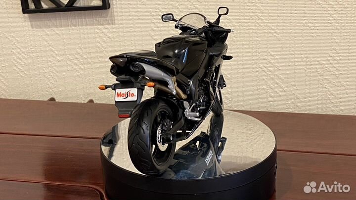 Модель мотоцикла Ямаха R1 1:12