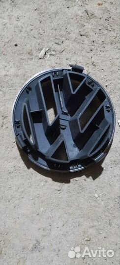 Эмблема volkswagen passat б6 в решетку радиатора