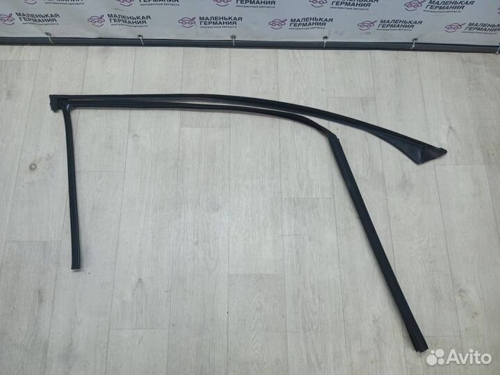 Уплотнитель стекла двери передний левый BMW M5 F90