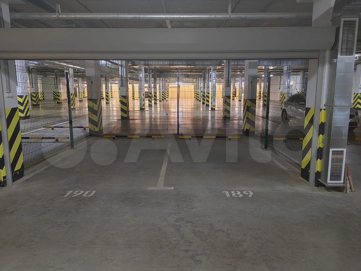 Машиноместо, > 30 м²