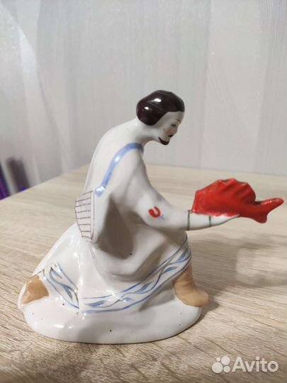 Статуэтка фарфор 