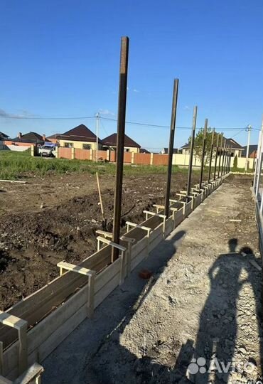 Заливаем отмостки и тропинки, строительная бригада