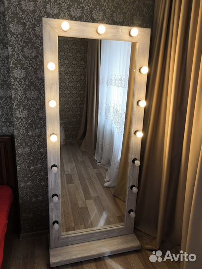 Гримерное зеркало с лампочками