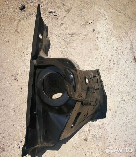 Стакан / передняя четверть VW Polo sedan