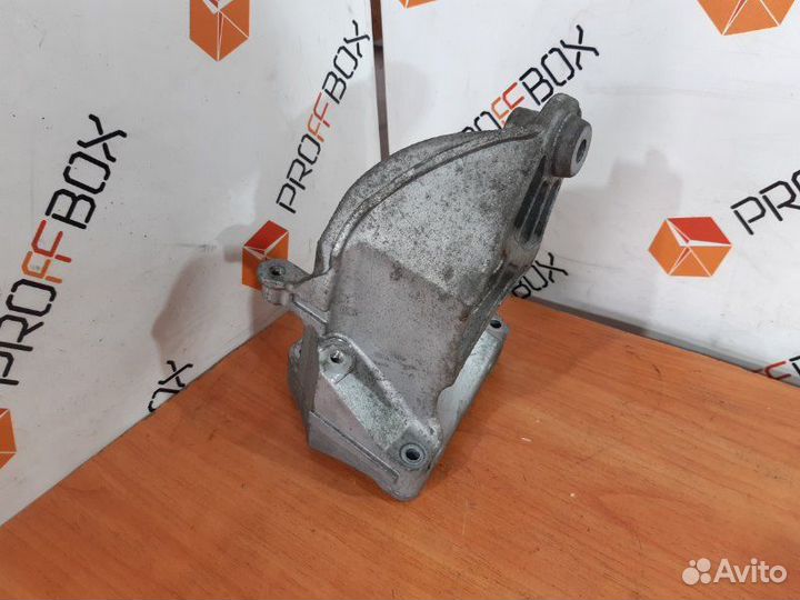 Кронштейн двигателя левый Mercedes C-Class W205